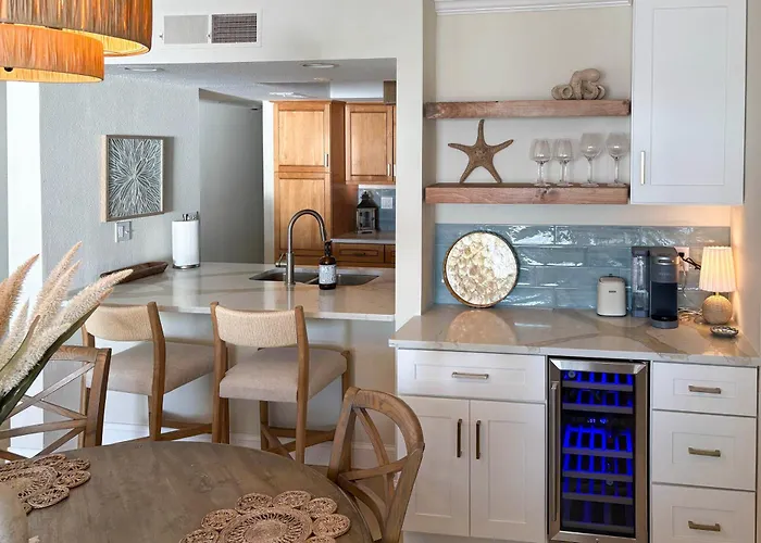 Gulf Views, Steps To Beach: Redington Shores Holiday home