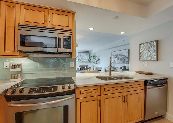 Holiday home Gulf Views, Steps To Beach: Redington Shores Clearwater Beach