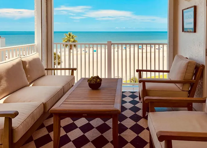 Gulf Views, Steps To Beach: Redington Shores Holiday home *