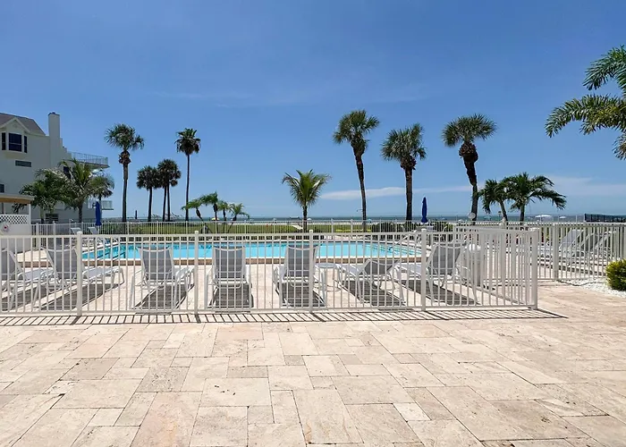 Holiday home Gulf Views, Steps To Beach: Redington Shores *
